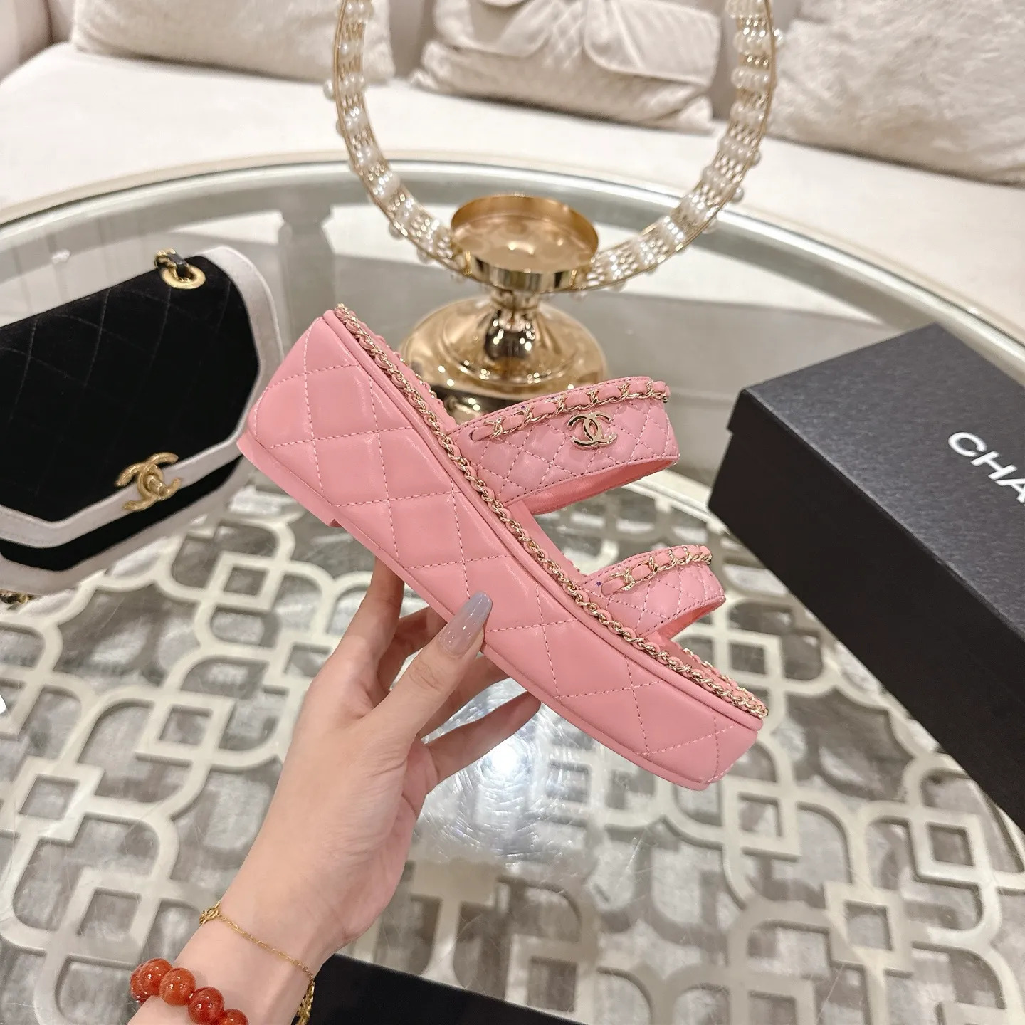 💕💕Factory direct selling price p600💕💕 𝐂𝐇𝐀𝐍𝐄𝐋 | Xiaoxiang 25𝐬𝐬 🦋2025 Spring and Summer New Products Counter Classic Xiaoxiang Double C Diamond Chain Slippers Series New〰 🍬 A must-have in the BS fashion circle The matching will interpret the meticulous, minimalist and classic elements that will never fade away. 💋 Showing a unique dressing style that is too beautiful to say. A must-have for summer... Upper: original high-customized lambskin. Lining: imported mixed sheepskin lining. Outsole: original molded non-slip outsole. Shoe size: 35-39 (34.40.41.42 customization is not returnable).